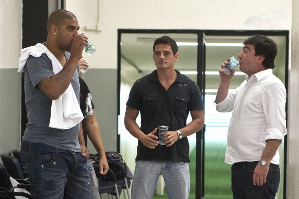 Adriano(e) e Andres Sanches, presidente(d), nos vestiários antes da partida entre Corinthians x São Caetano, realizada esta tarde no estádio do Pacaembu, pela 18ª rodada do Campeonato Paulista 2011