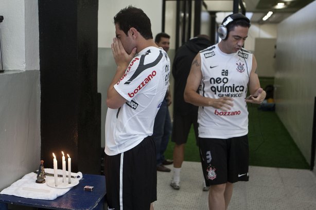 Bruno Cesar e Chicão nos vestiários antes da partida entre Corinthians x São Caetano, realizada esta tarde no estádio do Pacaembu, pela 18ª rodada do Campeonato Paulista 2011