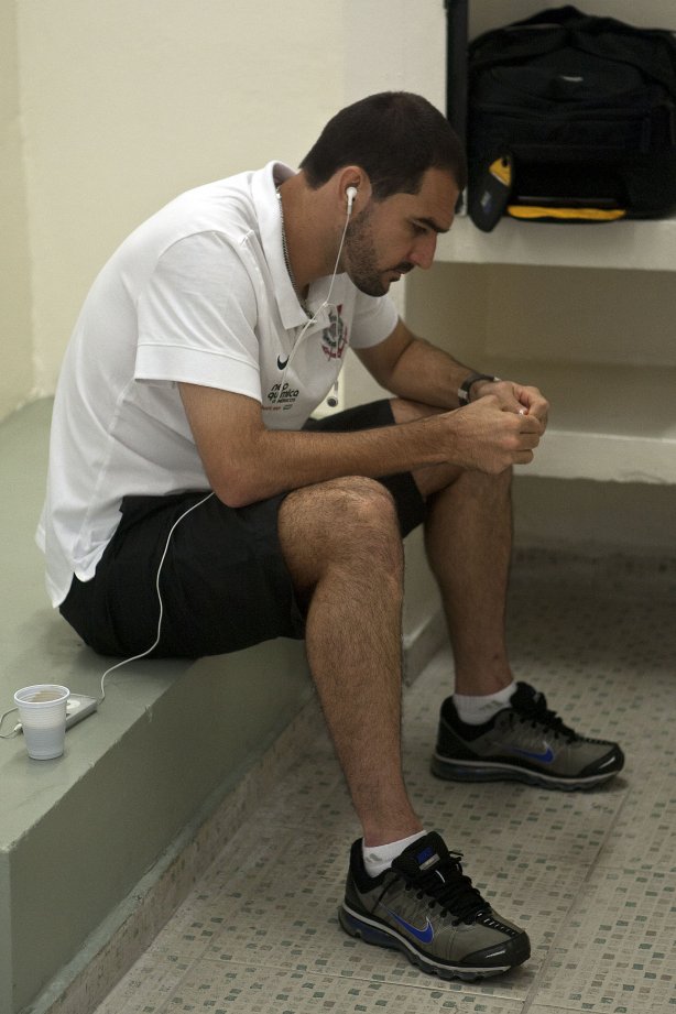 Danilo nos vestiários antes da partida entre Corinthians x São Caetano, realizada esta tarde no estádio do Pacaembu, pela 18ª rodada do Campeonato Paulista 2011