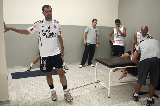 Danilo(e) nos vestiários antes da partida entre Corinthians x São Caetano, realizada esta tarde no estádio do Pacaembu, pela 18ª rodada do Campeonato Paulista 2011