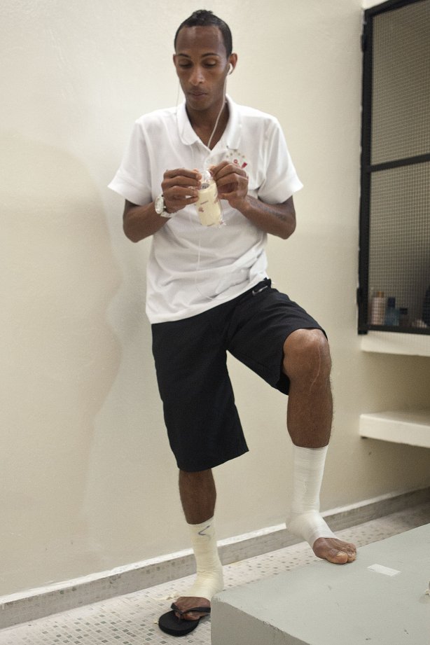 Liedson nos vestiários antes da partida entre Corinthians x São Caetano, realizada esta tarde no estádio do Pacaembu, pela 18ª rodada do Campeonato Paulista 2011