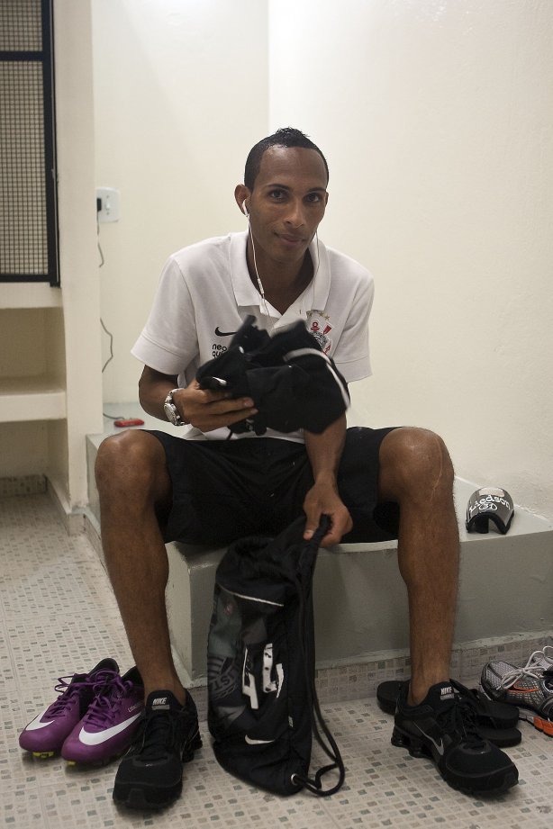 Liedson nos vestiários antes da partida entre Corinthians x São Caetano, realizada esta tarde no estádio do Pacaembu, pela 18ª rodada do Campeonato Paulista 2011