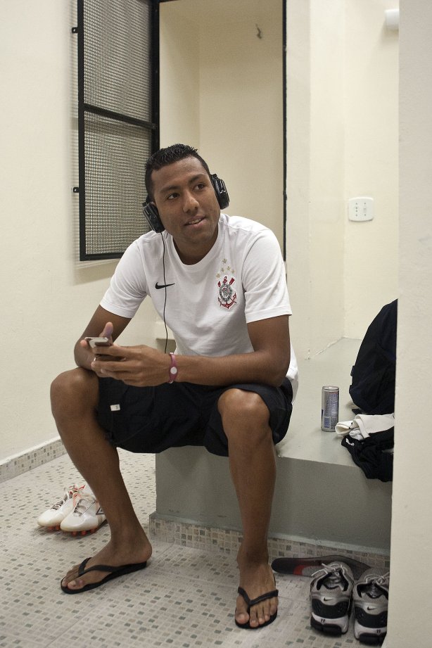 Luis Ramirez nos vestiários antes da partida entre Corinthians x São Caetano, realizada esta tarde no estádio do Pacaembu, pela 18ª rodada do Campeonato Paulista 2011