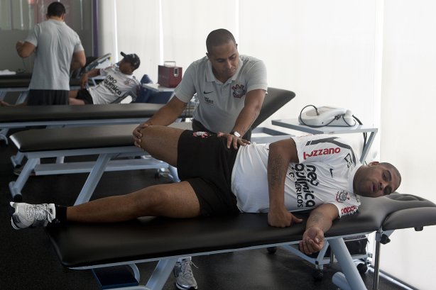 O atacante Adriano, ao lado do fisioterapeuta Caio Mello, faz seu primeiro treino no Corinthians esta manhã no CT Joaquim Grava, no Parque Ecológico do Tiete. O time se prepara para o jogo contra o Santo André, domingo dia 17/04/2011, no estádio Bruno José Daniel, pela 19ª rodada, a última, do Campeonato Paulista 2011