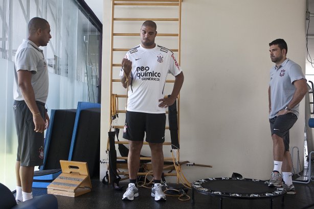 O atacante Adriano, ao lados dos fisioterapeutas Caio Mello e Bruno Mazziotti(d) faz seu primeiro treino no Corinthians esta manhã no CT Joaquim Grava, no Parque Ecológico do Tiete. O time se prepara para o jogo contra o Santo André, domingo dia 17/04/2011, no estádio Bruno José Daniel, pela 19ª rodada, a última, do Campeonato Paulista 2011
