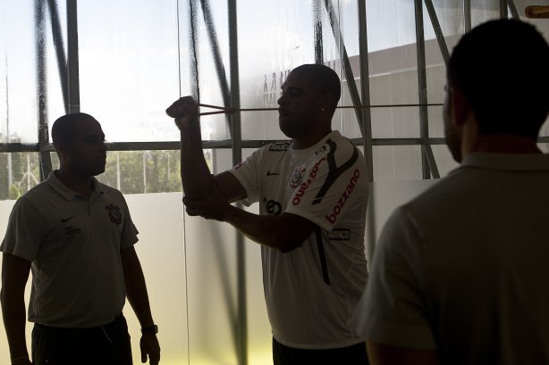 O atacante Adriano, com os fisioterapeutas Caio Mello e Bruno Mazziotti(d) faz seu primeiro treino no Corinthians esta manhã no CT Joaquim Grava, no Parque Ecológico do Tiete. O time se prepara para o jogo contra o Santo André, domingo dia 17/04/2011, no estádio Bruno José Daniel, pela 19ª rodada, a última, do Campeonato Paulista 2011