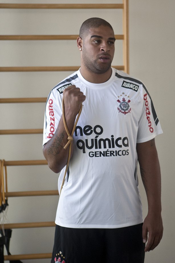 O atacante Adriano faz seu primeiro treino no Corinthians esta manhã no CT Joaquim Grava, no Parque Ecológico do Tiete. O time se prepara para o jogo contra o Santo André, domingo dia 17/04/2011, no estádio Bruno José Daniel, pela 19ª rodada, a última, do Campeonato Paulista 2011