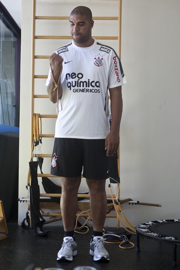 O atacante Adriano faz seu primeiro treino no Corinthians esta manhã no CT Joaquim Grava, no Parque Ecológico do Tiete. O time se prepara para o jogo contra o Santo André, domingo dia 17/04/2011, no estádio Bruno José Daniel, pela 19ª rodada, a última, do Campeonato Paulista 2011