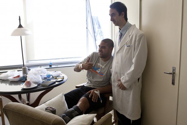 Depois de se submeter a uma operação para correção de uma ruptura do tendao de Aquiles na perna esquerda, o atacante Adriano posa ao lado de um médico que pediu para deixar-se fotografar do lado do jogador, antes de deixar o Hospital São Luiz onde fora internado na última terça-feira