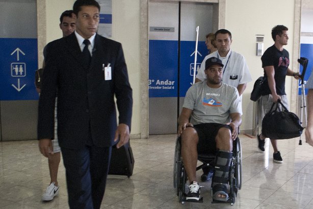 Depois de se submeter a uma operação para correção de uma ruptura do tendao de Aquiles na perna esquerda, o atacante Adriano deixa o Hospital São Luiz onde fora internado na última terça-feira