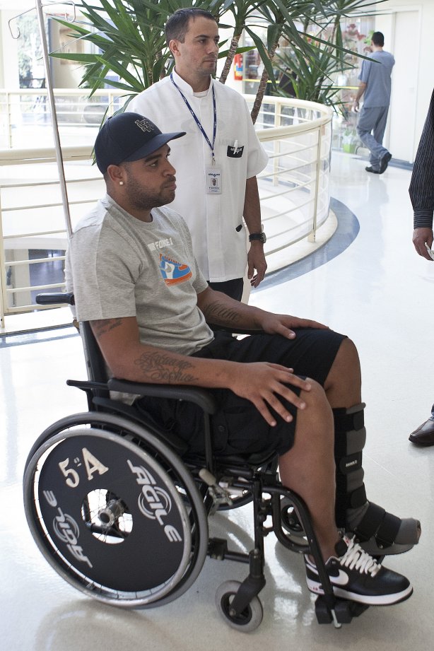Depois de se submeter a uma operação para correção de uma ruptura do tendao de Aquiles na perna esquerda, o atacante Adriano deixa o Hospital São Luiz onde fora internado na última terça-feira