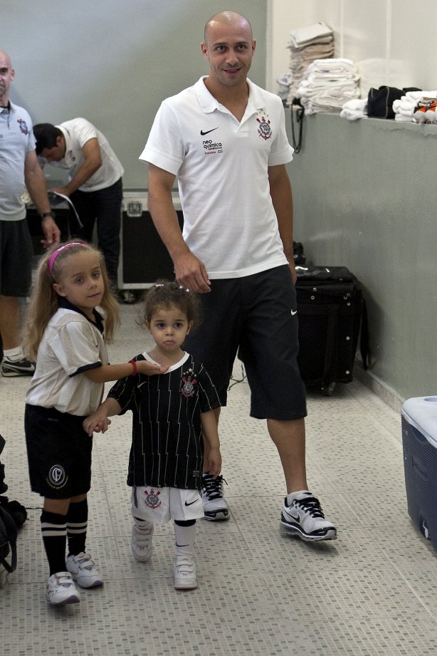 Alessandro com a filha Ana Clara(e) e uma amiguinha nos vestiários antes da partida entre Corinthians x Oeste/Itápolis, realizada esta noite no estádio do Pacaembu, quartas de final do Campeonato Paulista 2011