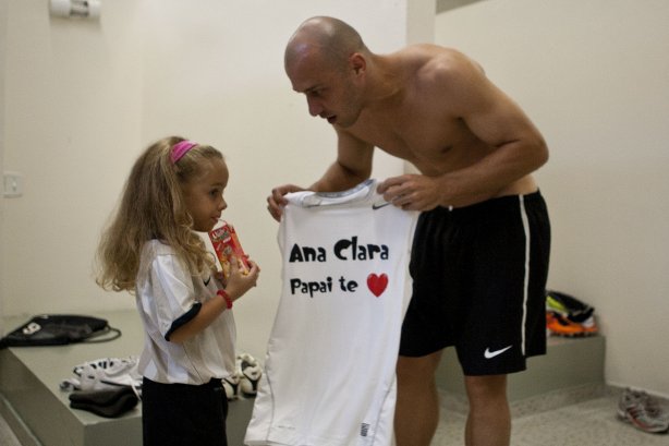 Alessandro com a flha Ana Clara nos vestiários antes da partida entre Corinthians x Oeste/Itápolis, realizada esta noite no estádio do Pacaembu, quartas de final do Campeonato Paulista 2011
