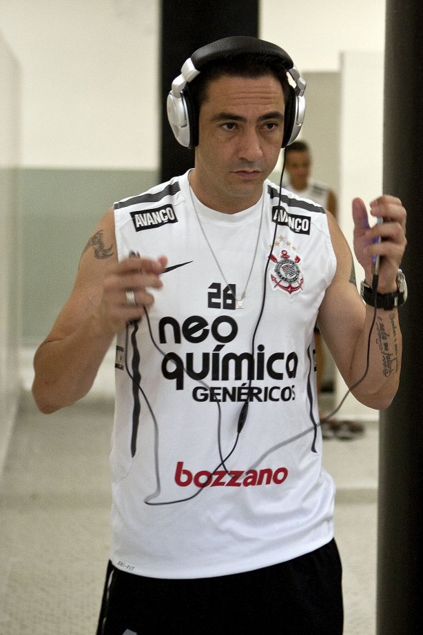 Chicão nos vestiários antes da partida entre Corinthians x Oeste/Itápolis, realizada esta noite no estádio do Pacaembu, quartas de final do Campeonato Paulista 2011