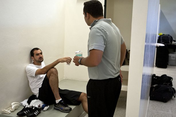 Danilo conversa com o fisiologista Guilherme Rodrigues nos vestiários antes da partida entre Corinthians x Oeste/Itápolis, realizada esta noite no estádio do Pacaembu, quartas de final do Campeonato Paulista 2011