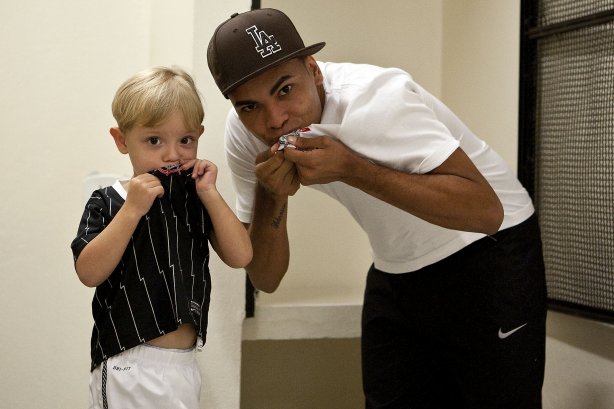 Dentinho com o sobrinho Murilo nos vestiários antes da partida entre Corinthians x Oeste/Itápolis, realizada esta noite no estádio do Pacaembu, quartas de final do Campeonato Paulista 2011