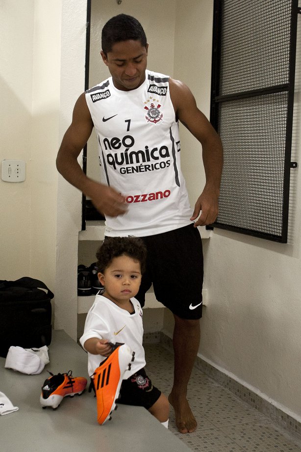 Jorge Henrique com o filho Thiago nos vestiários antes da partida entre Corinthians x Oeste/Itápolis, realizada esta noite no estádio do Pacaembu, quartas de final do Campeonato Paulista 2011