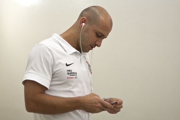 Alessandro nos vestiários antes da partida entre Palmeiras x Corinthians, realizada esta tarde no estádio do Pacaembu, pelas semifinais do Campeonato Paulista de 2011