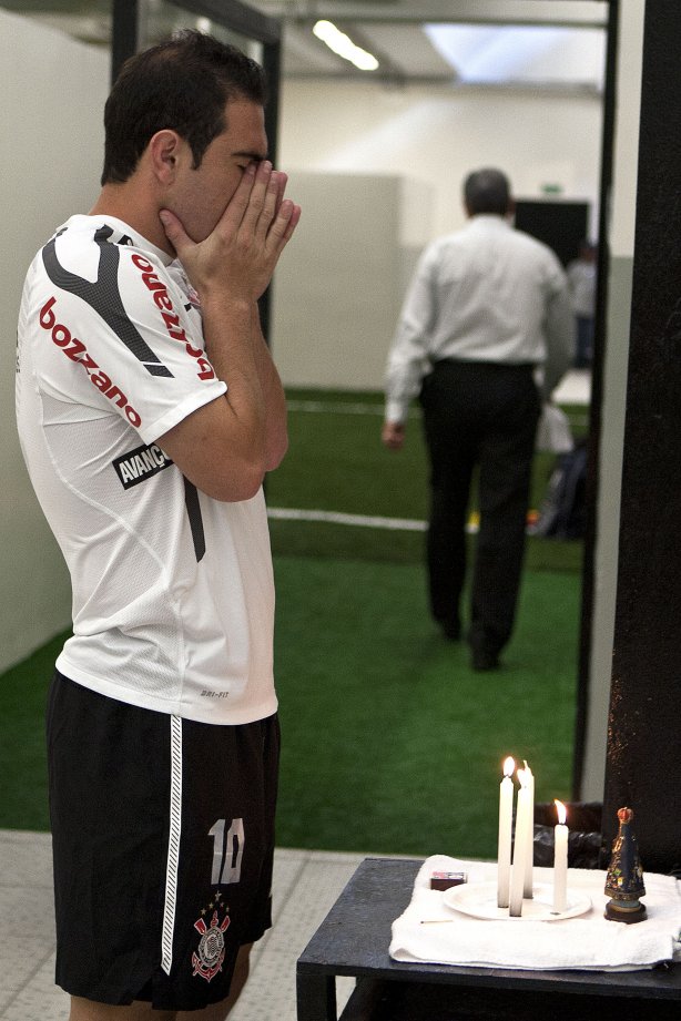Bruno Cesar nos vestiários antes da partida entre Palmeiras x Corinthians, realizada esta tarde no estádio do Pacaembu, pelas semifinais do Campeonato Paulista de 2011