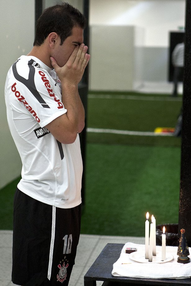 Bruno Cesar nos vestiários antes da partida entre Palmeiras x Corinthians, realizada esta tarde no estádio do Pacaembu, pelas semifinais do Campeonato Paulista de 2011