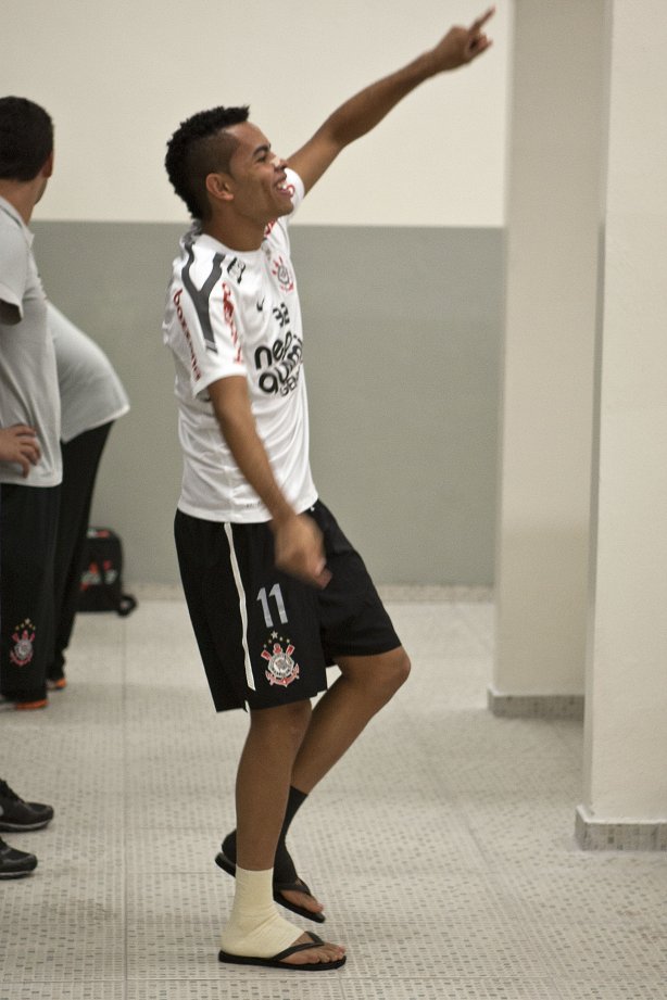 Dentinho nos vestiários antes da partida entre Palmeiras x Corinthians, realizada esta tarde no estádio do Pacaembu, pelas semifinais do Campeonato Paulista de 2011