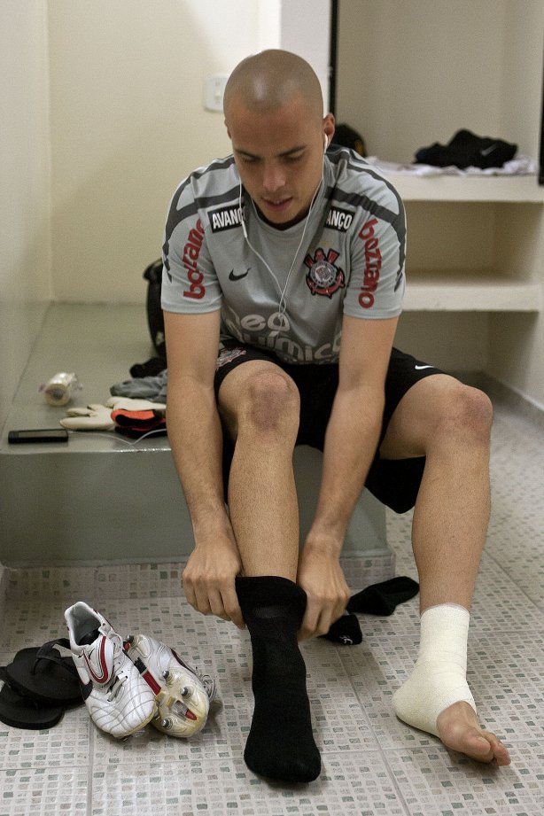 Julio Cesar nos vestiários antes da partida entre Palmeiras x Corinthians, realizada esta tarde no estádio do Pacaembu, pelas semifinais do Campeonato Paulista de 2011