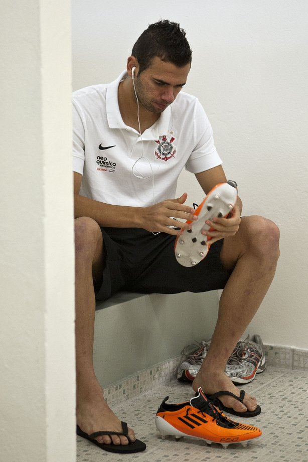 Leandro Castán nos vestiários antes da partida entre Palmeiras x Corinthians, realizada esta tarde no estádio do Pacaembu, pelas semifinais do Campeonato Paulista de 2011