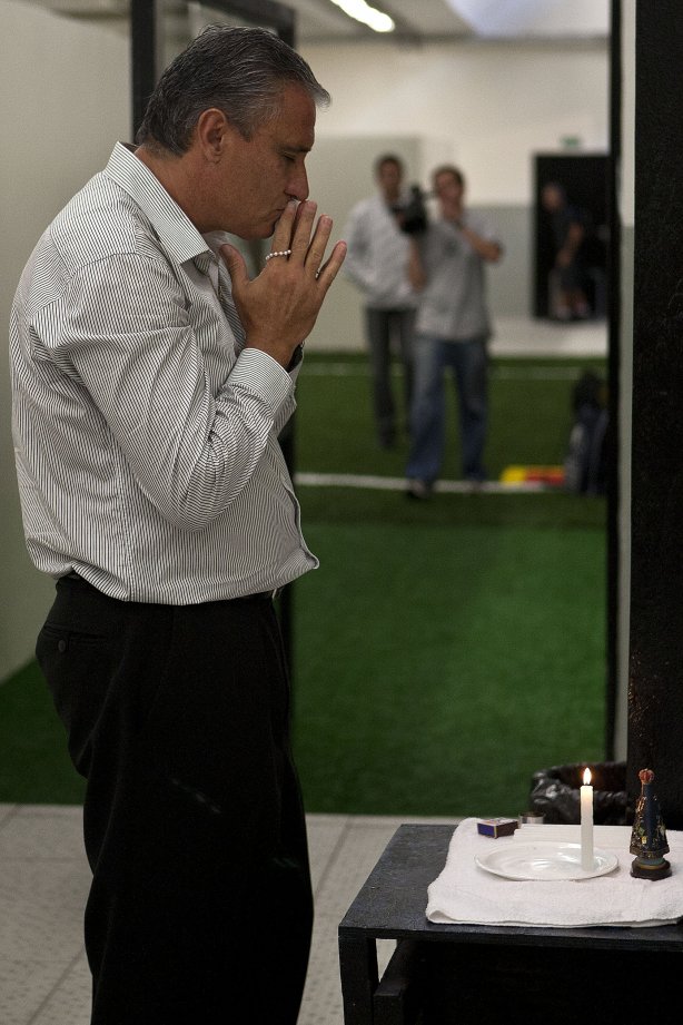 Tite nos vestiários antes da partida entre Palmeiras x Corinthians, realizada esta tarde no estádio do Pacaembu, pelas semifinais do Campeonato Paulista de 2011