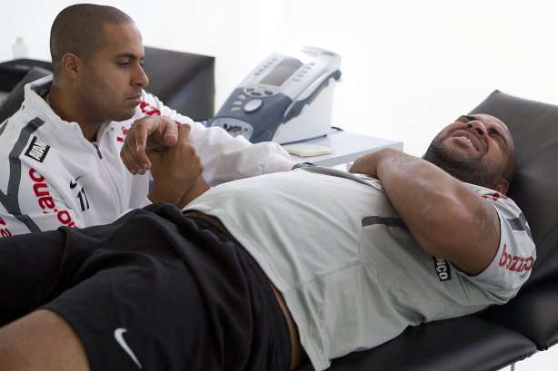O atacante Adriano faz tratamento no ombro com o fisioterapeuta Caio Mello durante treino do Corinthians esta manhã no CT Joaquim Grava, Parque Ecológico do Tiete. O time se prepara para o jogo contra o Santos, domingo, dia 08/05, à tarde, no estádio do Pacaembu, primeiro jogo das finais do Campeonato Paulista 2011