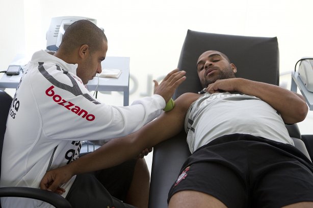 O atacante Adriano faz tratamento no ombro com o fisioterapeuta Caio Mello durante treino do Corinthians esta manhã no CT Joaquim Grava, Parque Ecológico do Tiete. O time se prepara para o jogo contra o Santos, domingo, dia 08/05, à tarde, no estádio do Pacaembu, primeiro jogo das finais do Campeonato Paulista 2011