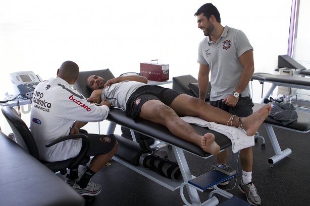 O atacante Adriano faz tratamento no ombro com os fisioterapeutas Caio Mello e Bruno Mazziotti(d) durante treino do Corinthians esta manhã no CT Joaquim Grava, Parque Ecológico do Tiete. O time se prepara para o jogo contra o Santos, domingo, dia 08/05, à tarde, no estádio do Pacaembu, primeiro jogo das finais do Campeonato Paulista 2011