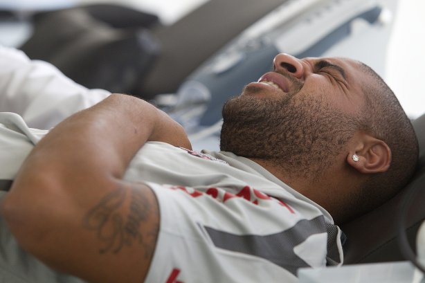 O atacante Adriano sente dores no ombro durante tratamento com o fisioterapeuta Caio Mello durante treino do Corinthians esta manhã no CT Joaquim Grava, Parque Ecológico do Tiete. O time se prepara para o jogo contra o Santos, domingo, dia 08/05, à tarde, no estádio do Pacaembu, primeiro jogo das finais do Campeonato Paulista 2011