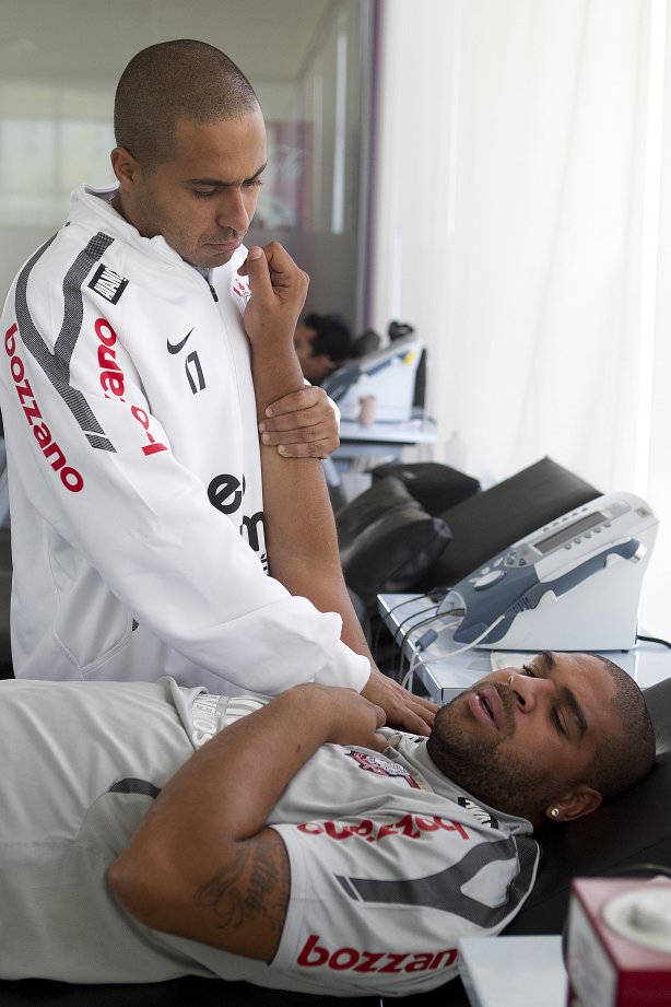 O fisioterapeuta Caio Mello faz tratamento no ombro do atacante Adriano durante treino do Corinthians esta manhã no CT Joaquim Grava, Parque Ecológico do Tiete. O time se prepara para o jogo contra o Santos, domingo, dia 08/05, à tarde, no estádio do Pacaembu, primeiro jogo das finais do Campeonato Paulista 2011
