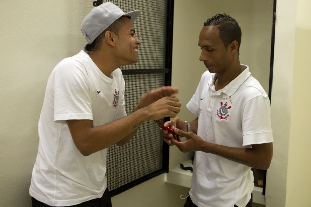 Dentinho e Liedson nos vestiários antes da partida entre Corinthians x Santos, realizada esta tarde no estádio do Pacaembu, primeiro jogo das finais do Campeonato Paulista de 2011