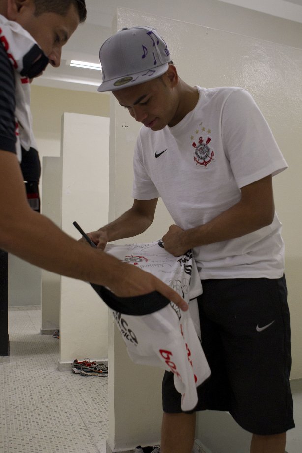 Dentinho nos vestiários antes da partida entre Corinthians x Santos, realizada esta tarde no estádio do Pacaembu, primeiro jogo das finais do Campeonato Paulista de 2011