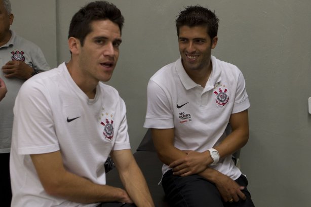 Marcelo Oliveira e Diego nos vestiários antes da partida entre Corinthians x Santos, realizada esta tarde no estádio do Pacaembu, primeiro jogo das finais do Campeonato Paulista de 2011