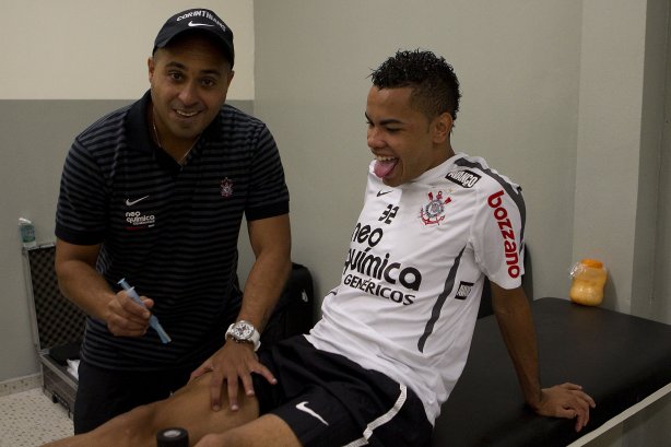 O fisioterapeuta Caio Mello brinca com Dentinho nos vestiários antes da partida entre Corinthians x Santos, realizada esta tarde no estádio do Pacaembu, primeiro jogo das finais do Campeonato Paulista de 2011