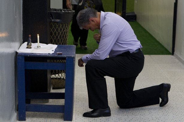 O técnico Tite rezando nos vestiários antes da partida entre Corinthians x Santos, realizada esta tarde no estádio do Pacaembu, primeiro jogo das finais do Campeonato Paulista de 2011