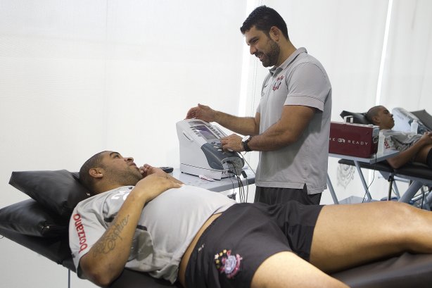 O atacante Adriano continua seu tratamento após cirurgia do tendão de Aquiles, com o fisioterapeuta Bruno Mazziotti. O time se prepara para o jogo contra o Santos, domingo, dia 15/05, à tarde, na Vila Belmiro, em Santos, decisão do Campeonato Paulista 2011