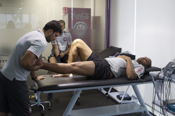 O atacante Adriano continua seu tratamento após cirurgia do tendão de Aquiles, com o fisioterapeuta Bruno Mazziotti. O time se prepara para o jogo contra o Santos, domingo, dia 15/05, à tarde, na Vila Belmiro, em Santos, decisão do Campeonato Paulista 2011