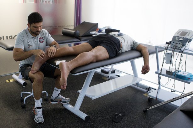 O atacante Adriano continua seu tratamento após cirurgia do tendão de Aquiles, com o fisioterapeuta Bruno Mazziotti. O time se prepara para o jogo contra o Santos, domingo, dia 15/05, à tarde, na Vila Belmiro, em Santos, decisão do Campeonato Paulista 2011
