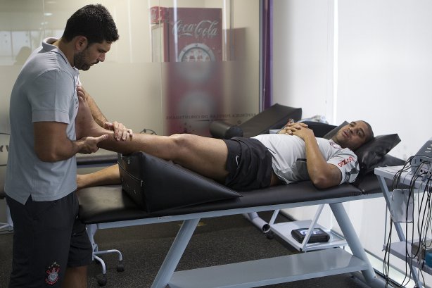 O atacante Adriano continua seu tratamento após cirurgia do tendão de Aquiles, com o fisioterapeuta Bruno Mazziotti. O time se prepara para o jogo contra o Santos, domingo, dia 15/05, à tarde, na Vila Belmiro, em Santos, decisão do Campeonato Paulista 2011