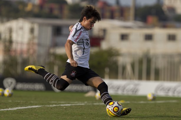 Willian durante o treino do Corinthians realizado esta tarde no CT Joaquim Grava, no Parque Ecológico do Tiete. O time se prepara para o jogo contra o Santos, domingo a tarde, dia 15/05, na Vila Belmiro, em Santos, decisão do Campeonato Paulista 2011