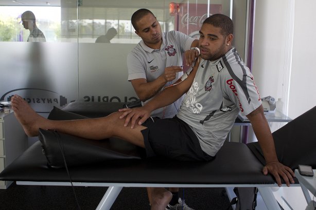 O atacante Adriano, ao lado do fisioterapeuta Caio Mello, continua sua fisioterapia durante o treino do Corinthians realizado esta tarde no CT Joaquim Grava, no Parque Ecológico do Tiete. O time se prepara para o jogo contra o Santos, domingo a tarde, dia 15/05, na Vila Belmiro, em Santos, decisão do Campeonato Paulista 2011