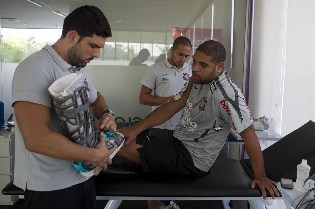 O atacante Adriano, ao lado dos fisioterapeutas Bruno Mazziotti(e) e Caio Mello, continua sua fisioterapia durante o treino do Corinthians realizado esta tarde no CT Joaquim Grava, no Parque Ecológico do Tiete. O time se prepara para o jogo contra o Santos, domingo a tarde, dia 15/05, na Vila Belmiro, em Santos, decisão do Campeonato Paulista 2011