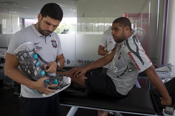 O atacante Adrianoao lado do fisioterapeuta Bruno Mazziotti, continua sua fisioterapia durante o treino do Corinthians realizado esta tarde no CT Joaquim Grava, no Parque Ecológico do Tiete. O time se prepara para o jogo contra o Santos, domingo a tarde, dia 15/05, na Vila Belmiro, em Santos, decisão do Campeonato Paulista 2011