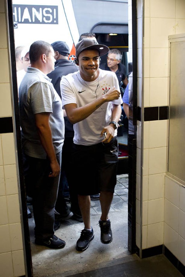 Dentinho nos vestiários antes da partida entre Santos x Corinthians, realizada esta tarde no estádio da Vila Belmiro, em Santos, primeiro final do Campeonato Paulista de 2011