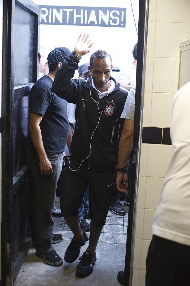 Liedson nos vestiários antes da partida entre Santos x Corinthians, realizada esta tarde no estádio da Vila Belmiro, em Santos, primeiro final do Campeonato Paulista de 2011