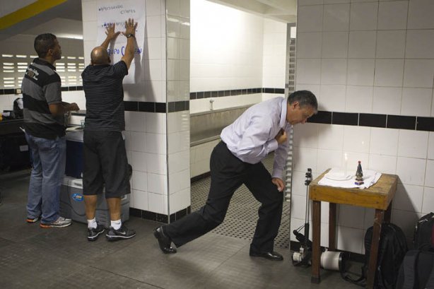 O técnico Tite rezando nos vestiários antes da partida entre Santos x Corinthians, realizada esta tarde no estádio da Vila Belmiro, em Santos, primeiro final do Campeonato Paulista de 2011