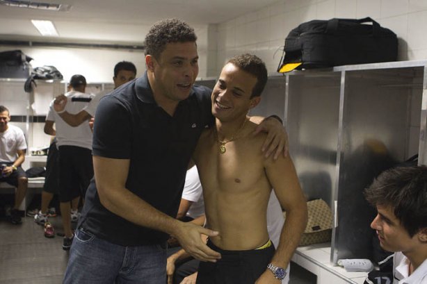 Ronaldo e Morais nos vestiários antes da partida entre Santos x Corinthians, realizada esta tarde no estádio da Vila Belmiro, em Santos, primeiro final do Campeonato Paulista de 2011